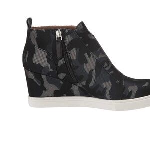 Linea Paolo Felicia wedge sneaker camo black grey size 10 casual shoes